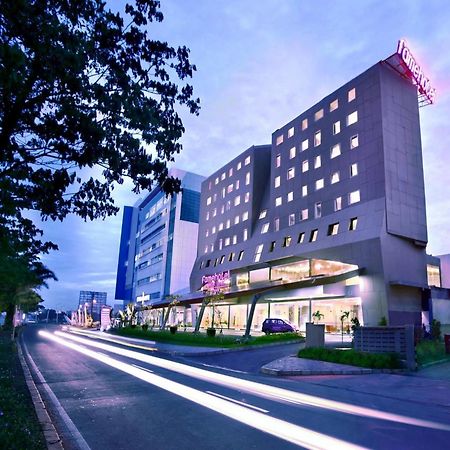 Fame Hotel Gading Serpong Tangerang Exterior foto